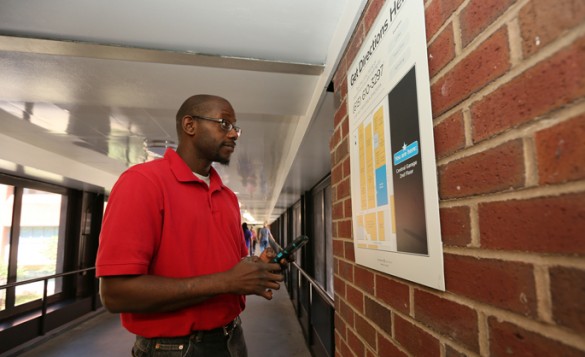 Visitor Terry Manning uses his smartphone to test text-based directions to find Vanderbilt University Hospital’s Courtyard Café while he waits for his girlfriend during her appointment. (photo by Anne Rayner)