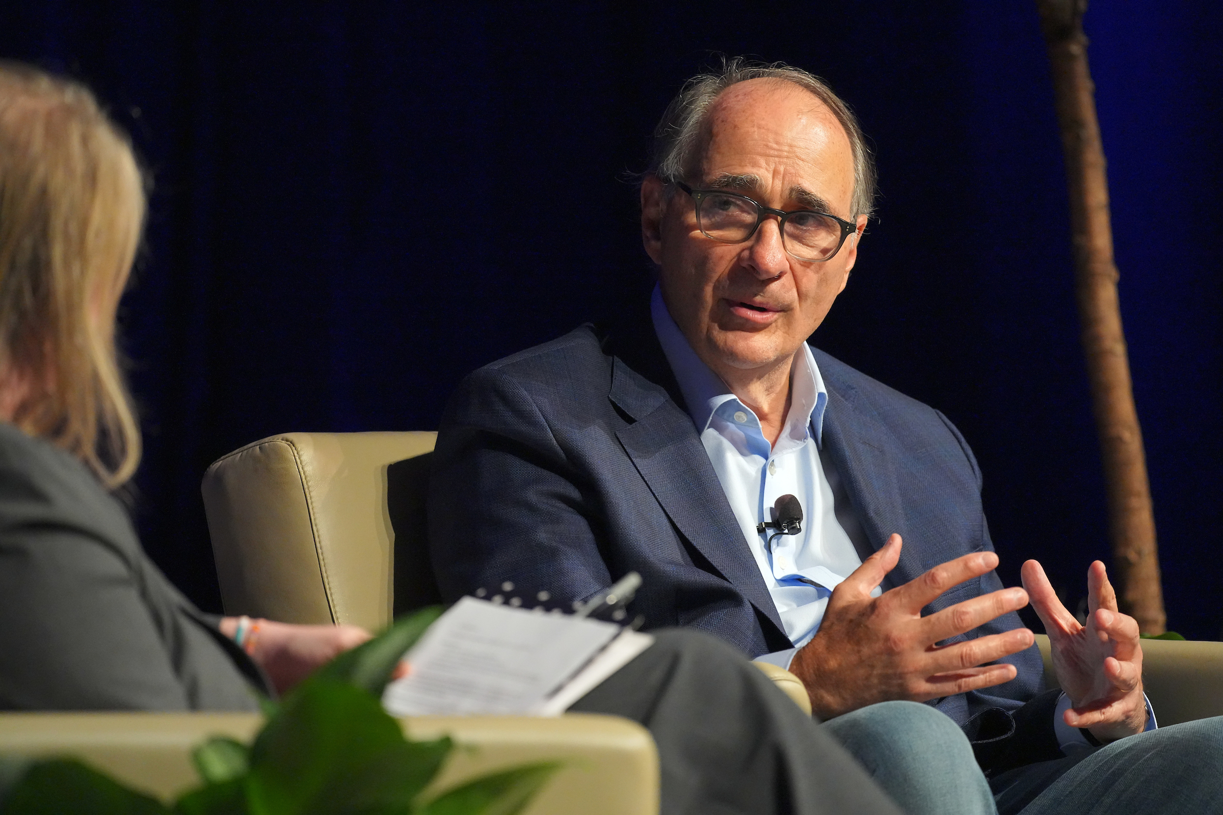 David Axelrod is seated in front of Nicole Hemmer.