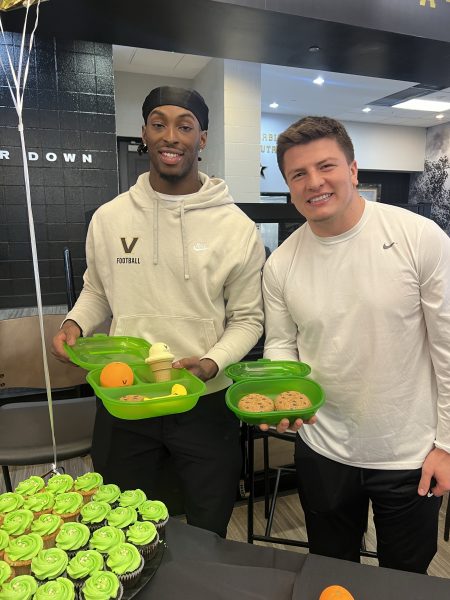 Students using ReusePass from Campus Dining