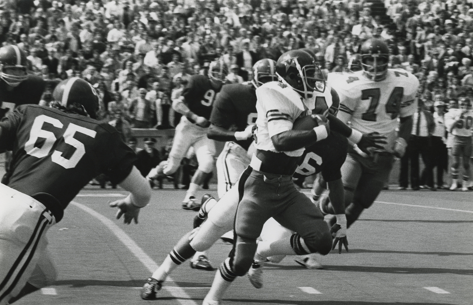 Black and white photo of a 1975 game, Vanderbilt vs. Alabama with VU star Edward Parrish carrying the ball.