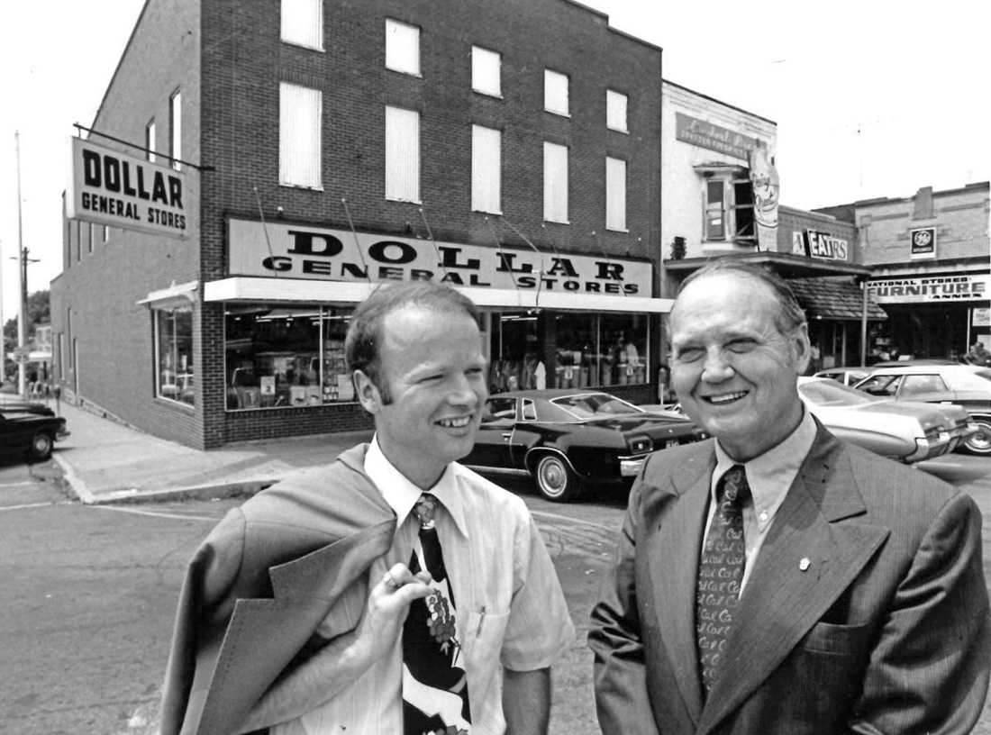 photo of Cal Turner Sr. and Cal Turner Jr. in front of Scottsville, Kentucky, store